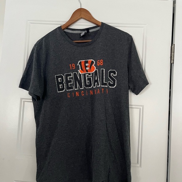 NFL Gray Short Sleeve Tee with Bengals Graphic Print - Picture 2 of 5